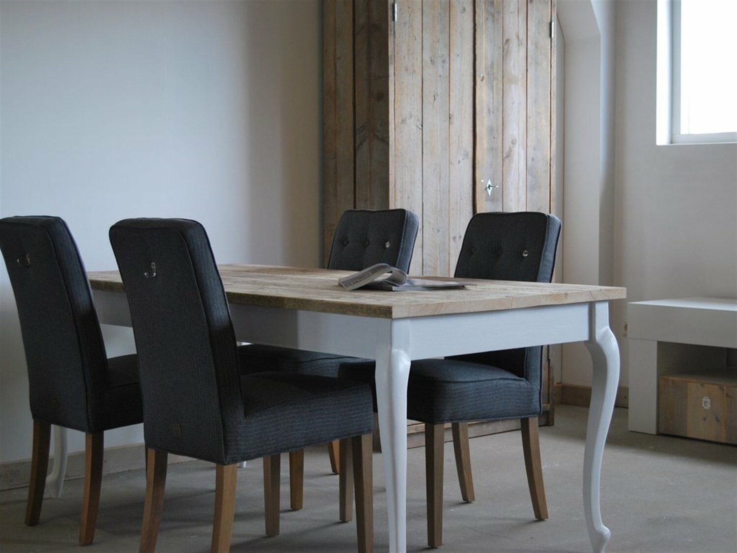 Tisch mit geschwungenen Beinen